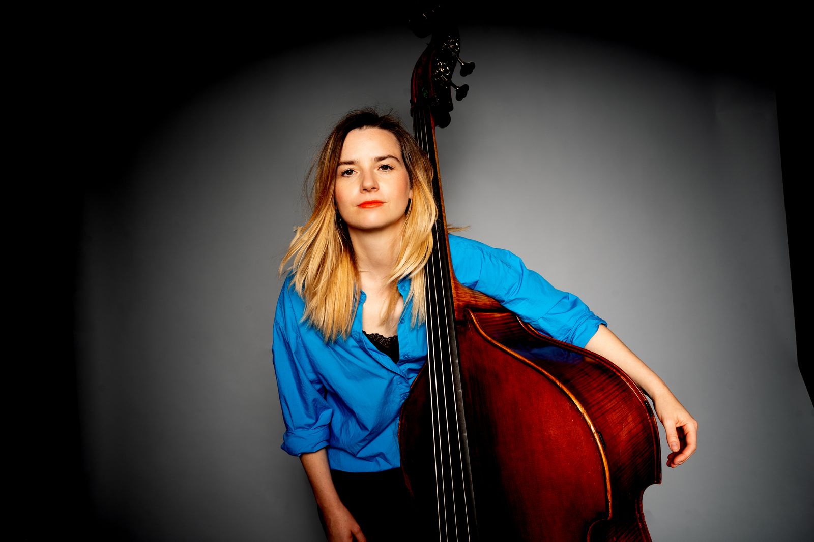 Julia Hornung, Bassistin aus München und Turin, mit Kontrabass