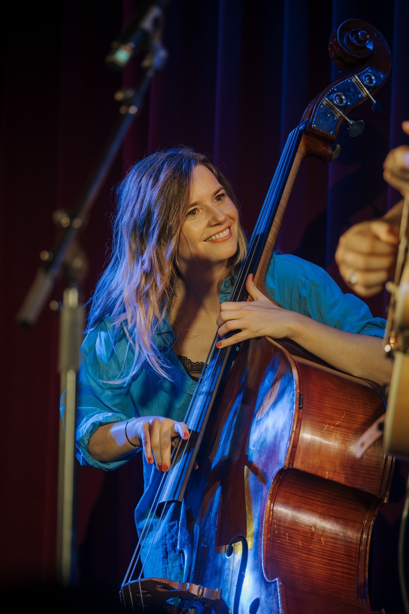 Julia Hornung, Bassistin aus München und Turin, mit Kontrabass